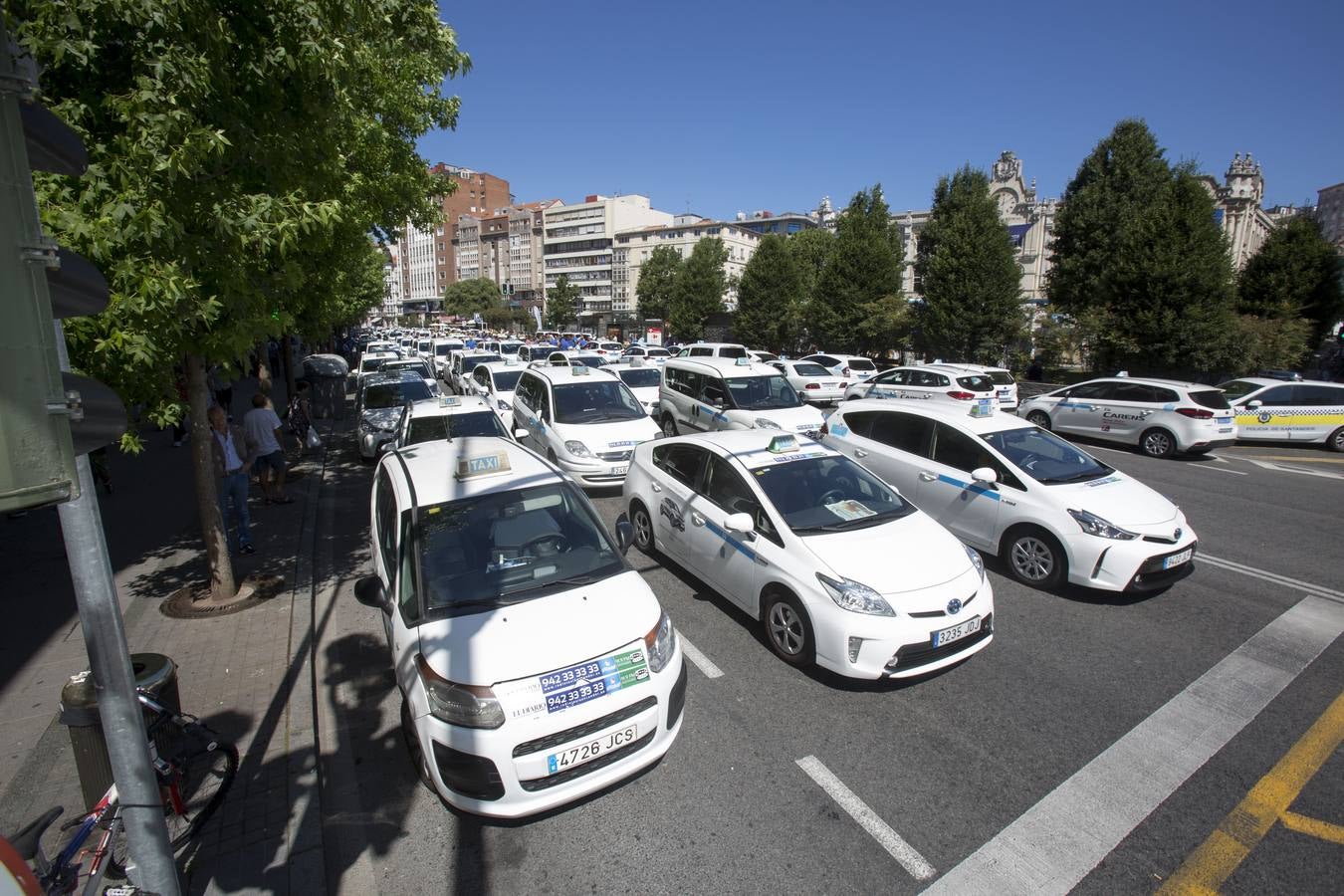 Efectivos de la Policía Local de Santander y los taxistas se han unido hoy para cortar la calle Jesús de Monasterio y paralizar el centro de la ciudad a mediodía para reclamar al Ayuntamiento que atienda sus reivindicaciones.