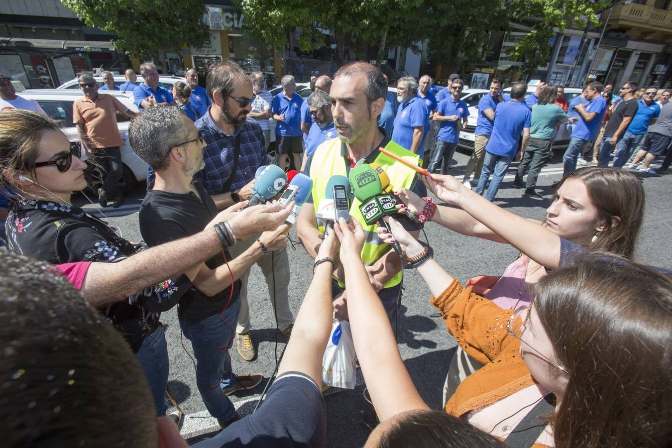 Efectivos de la Policía Local de Santander y los taxistas se han unido hoy para cortar la calle Jesús de Monasterio y paralizar el centro de la ciudad a mediodía para reclamar al Ayuntamiento que atienda sus reivindicaciones.