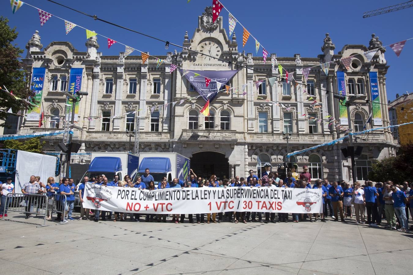 Efectivos de la Policía Local de Santander y los taxistas se han unido hoy para cortar la calle Jesús de Monasterio y paralizar el centro de la ciudad a mediodía para reclamar al Ayuntamiento que atienda sus reivindicaciones.