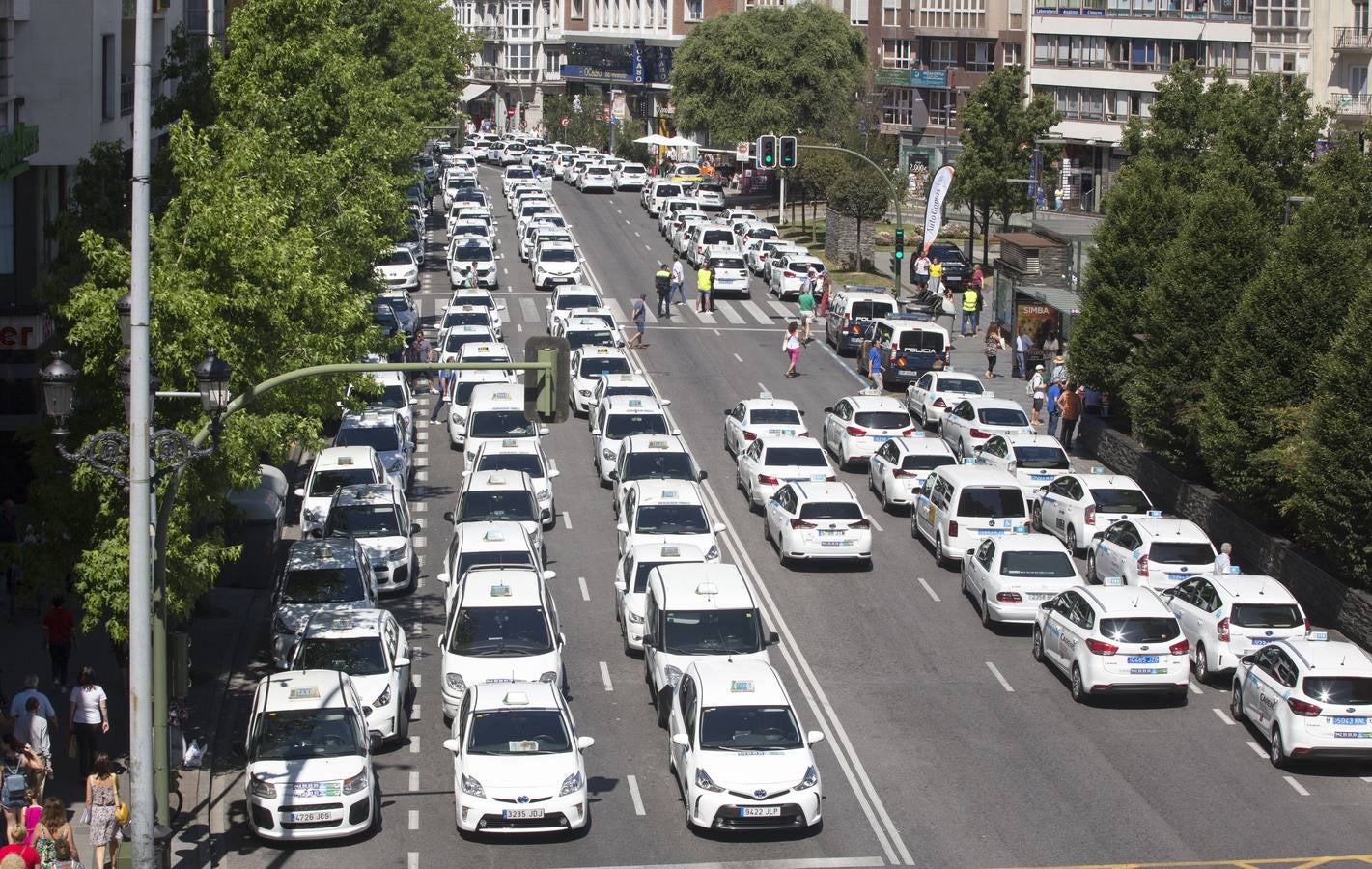 Efectivos de la Policía Local de Santander y los taxistas se han unido hoy para cortar la calle Jesús de Monasterio y paralizar el centro de la ciudad a mediodía para reclamar al Ayuntamiento que atienda sus reivindicaciones.