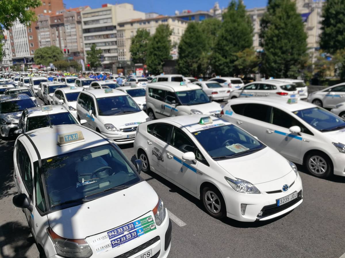 Efectivos de la Policía Local de Santander y los taxistas se han unido hoy para cortar la calle Jesús de Monasterio y paralizar el centro de la ciudad a mediodía para reclamar al Ayuntamiento que atienda sus reivindicaciones.