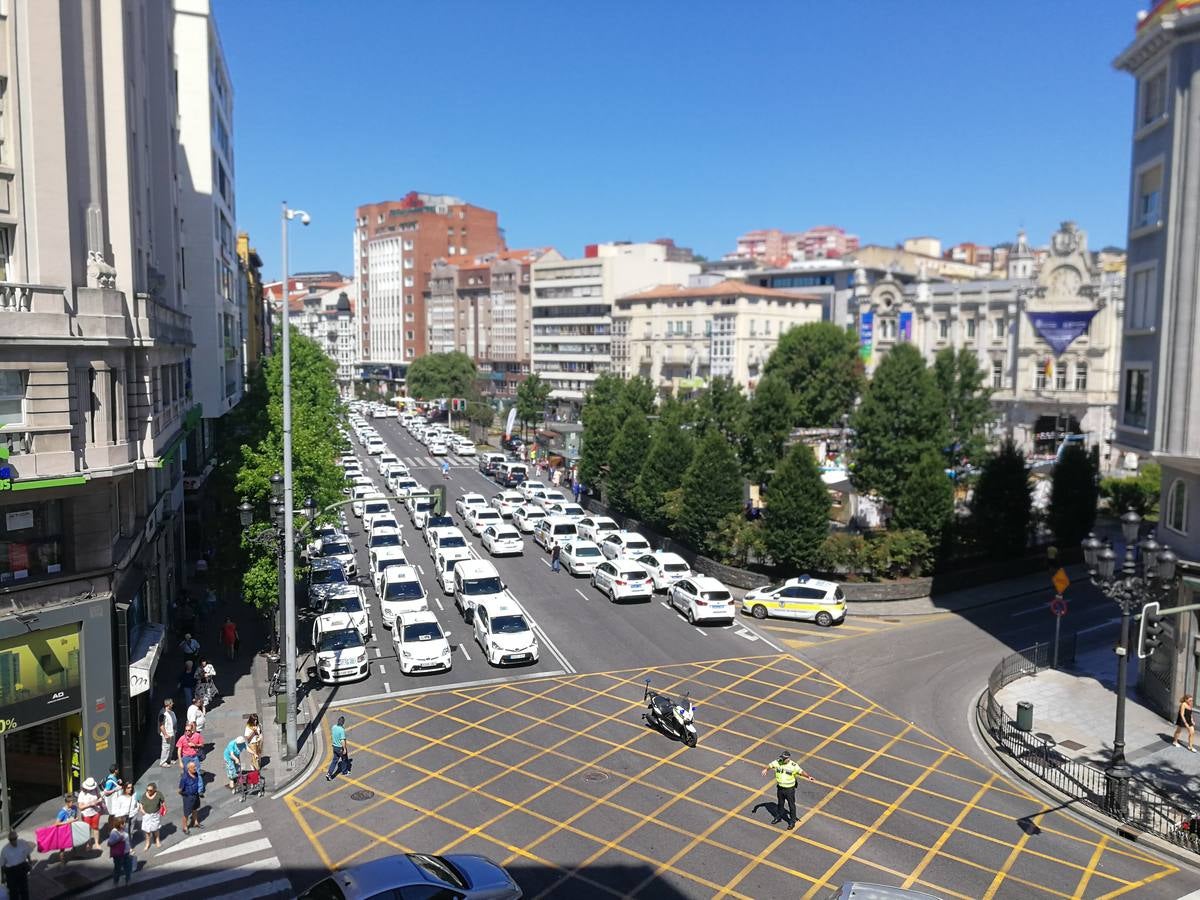 Efectivos de la Policía Local de Santander y los taxistas se han unido hoy para cortar la calle Jesús de Monasterio y paralizar el centro de la ciudad a mediodía para reclamar al Ayuntamiento que atienda sus reivindicaciones.