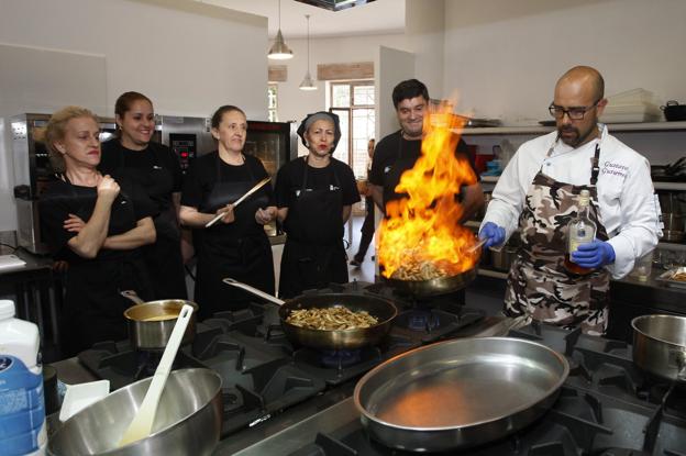 Alumnos del curso de cocina durante una clase en las instalaciones de la Agencia de Desarrollo Local en Barreda. 