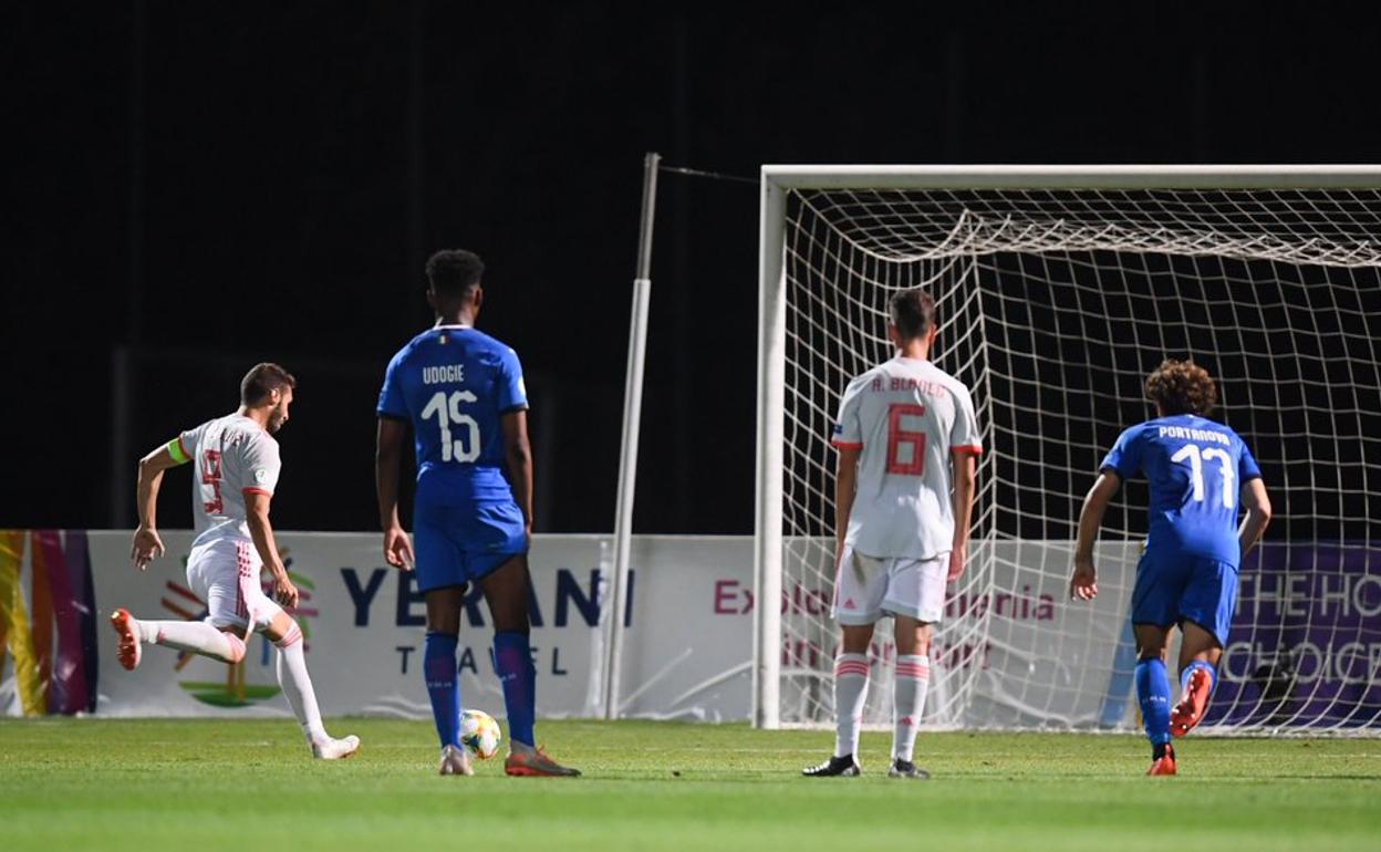 Abel Ruíz lanzando el penalti de la victoria.