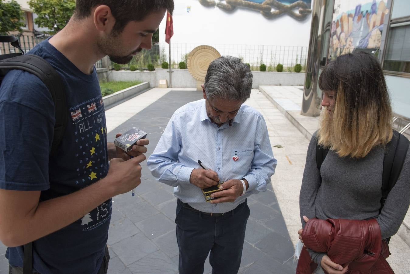 Revilla ha recibido este sábado a cuantas personas han querido acercarse a conocerlo.