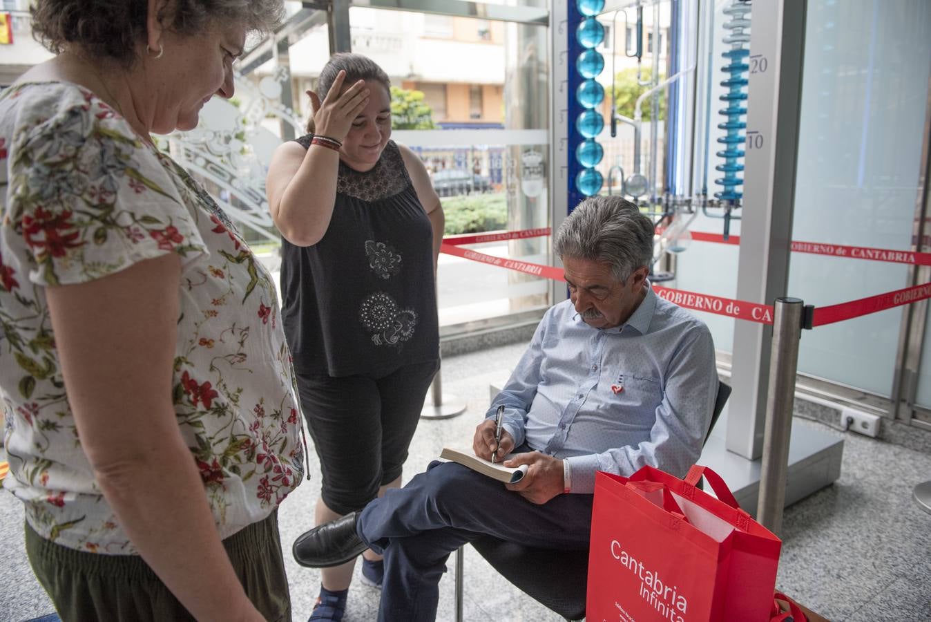 Revilla ha recibido este sábado a cuantas personas han querido acercarse a conocerlo.