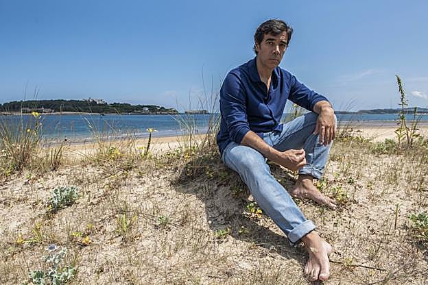 Antón Arriola, en la playa del Puntal, uno de sus lugares habituales en verano.