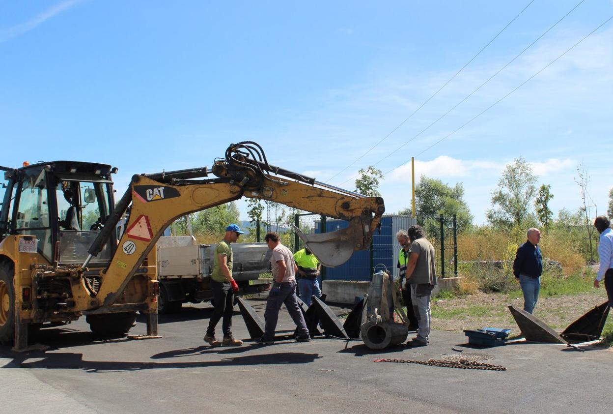 Miembros de la empresa adjudicataria, junto al alcalde y el concejal de Obras, durante las pruebas del sistema de bombeo. 