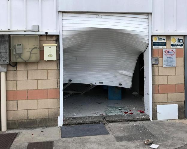 Estado en el que quedó la puerta de Electrónicas Olaiz, una de las empresas afectadas. 