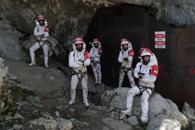 Los cinco participantes en la experiencia de la agencia cántabra Astroland, el viernes, a la salida de la cueva en Arredondo. 