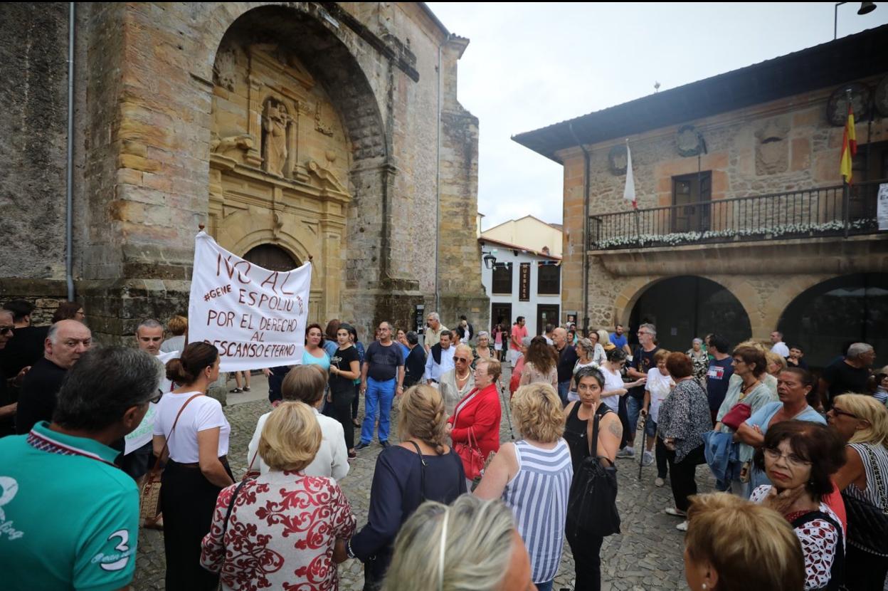 Un momento de la concentración celebrada en la plaza de la iglesia de Comillas. 