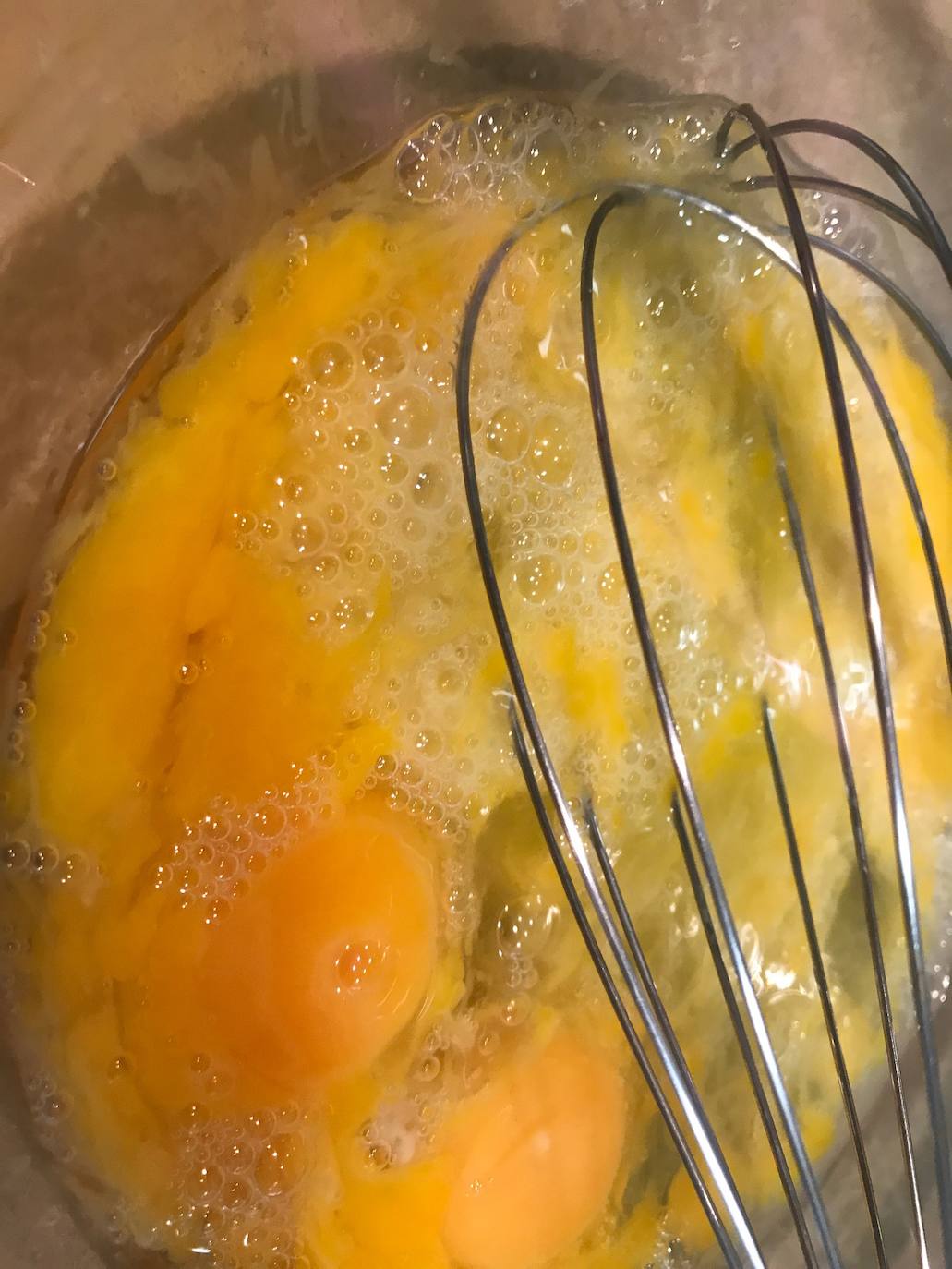 TORTILLA DE ESPÁRRAGOS TRIGUEROS. 9-Batir los huevos. Añadir sal al gusto. 