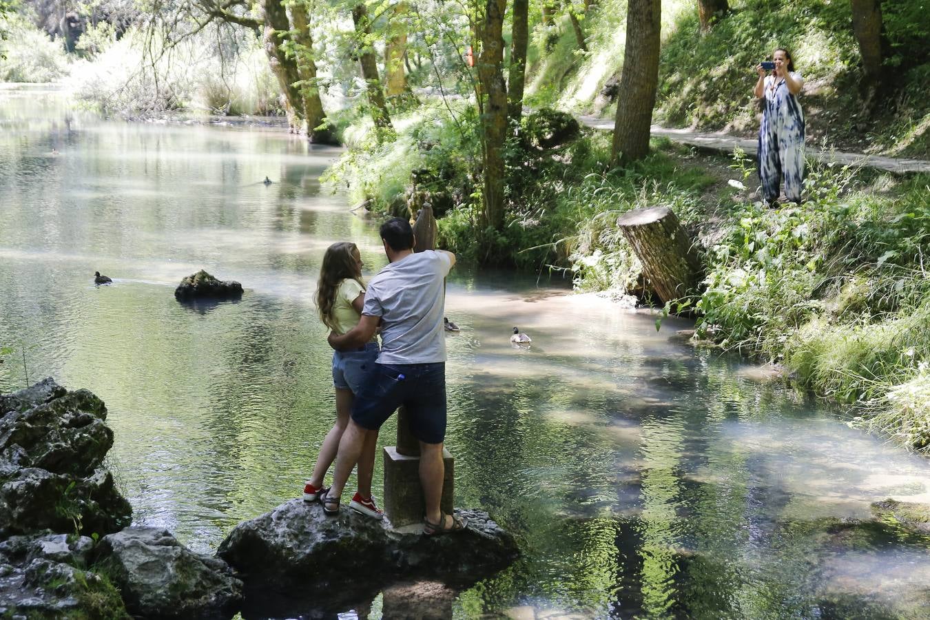 Es la foto que no puede faltar. En mitad del río, abrazados a la virgen del Pilar.