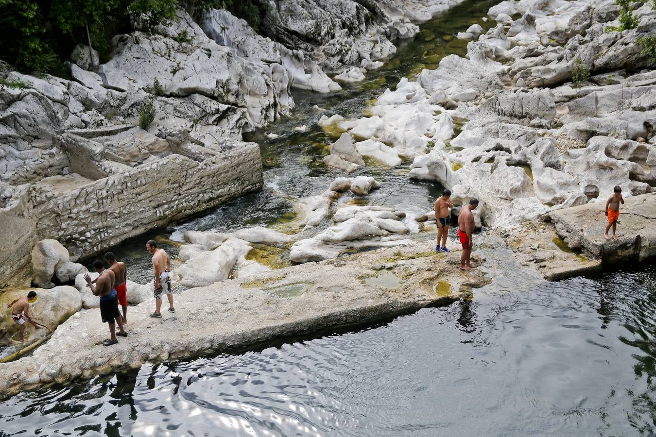 Vista de la presa y de las bañeros por donde ascienden los salmones.