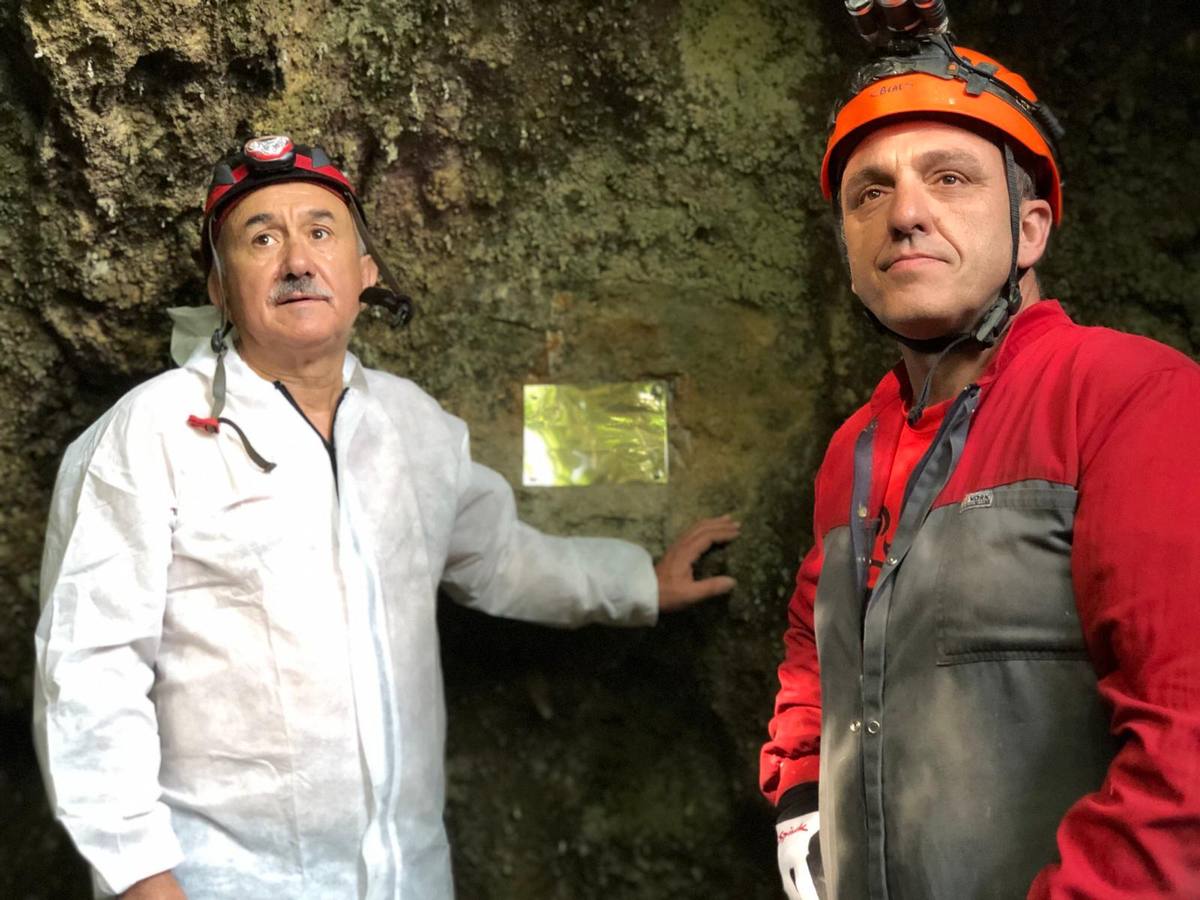 Pepe Álvarez y Mariano Carmona (derecha), en la cueva de Las Cascajosas. 