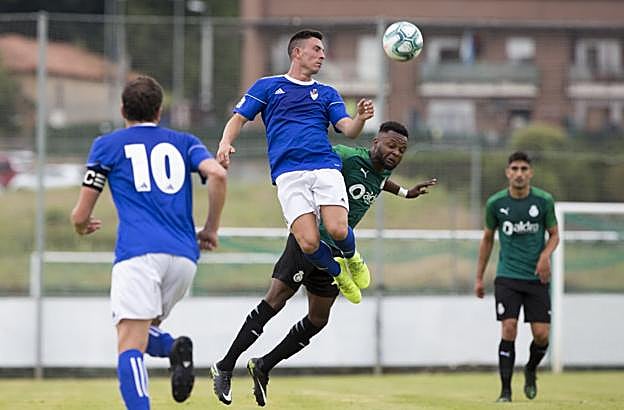 Ritchie Kitoko salta a por el balón junto a un jugador de la Cultural de Guarnizo en el primer partido de la pretemporada. 