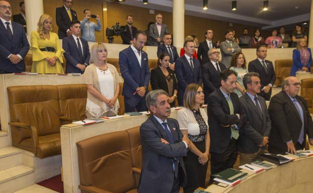 Rosa Díaz, Javier López Estrada y Teresa Noceda, todos alcaldes y diputados, junto a sus compañeros de la bancada regionalista.