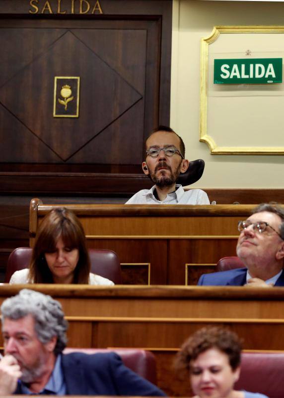 Pablo Echenique observa el debate.