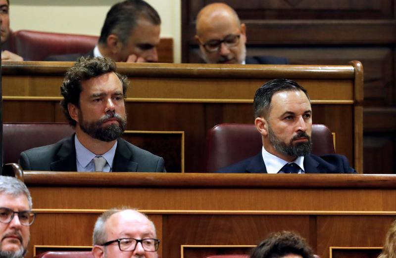 El líder de Vox, Santiago Abascal, y el vicesecretario de relaciones internacionales de Vox, Iván Espinosa de los Monteros, durante el debate.