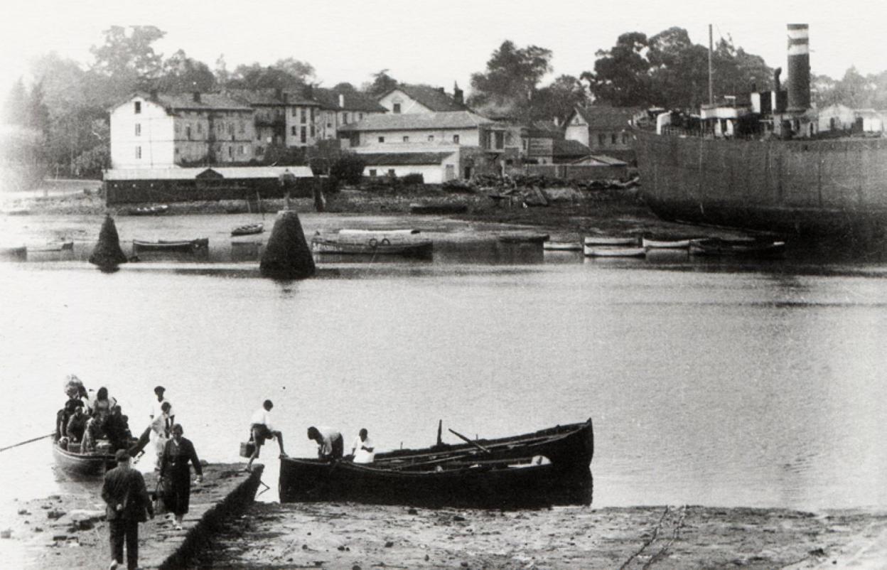 Barca de Pontejos. Al fondo Astillero, hacia 1930. :: aps