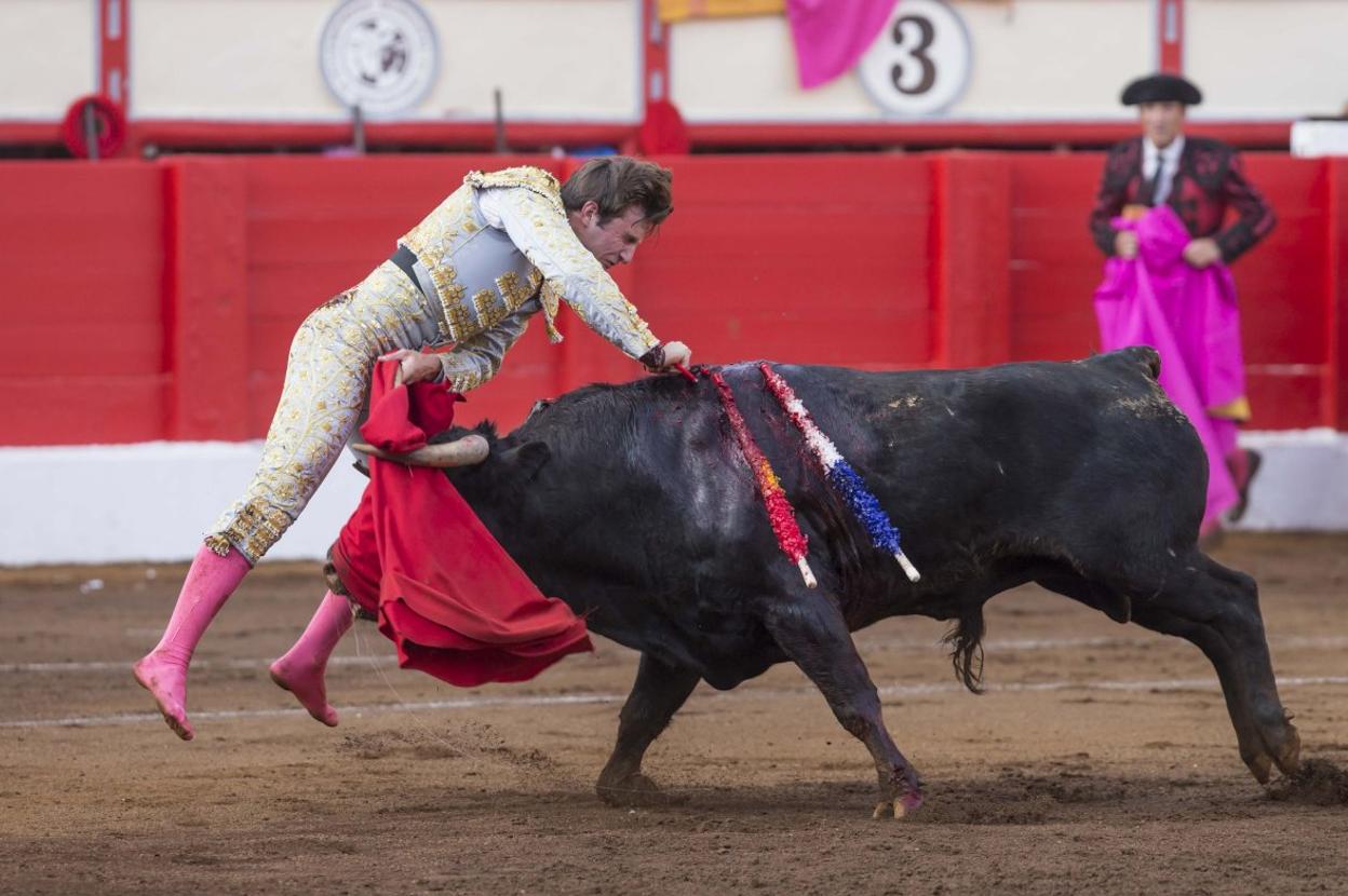 Volapié . El triunfador de la tarde, José Fernando Molina, descalzo tras ser arrollado por 'Lechón', entrando a matar. 