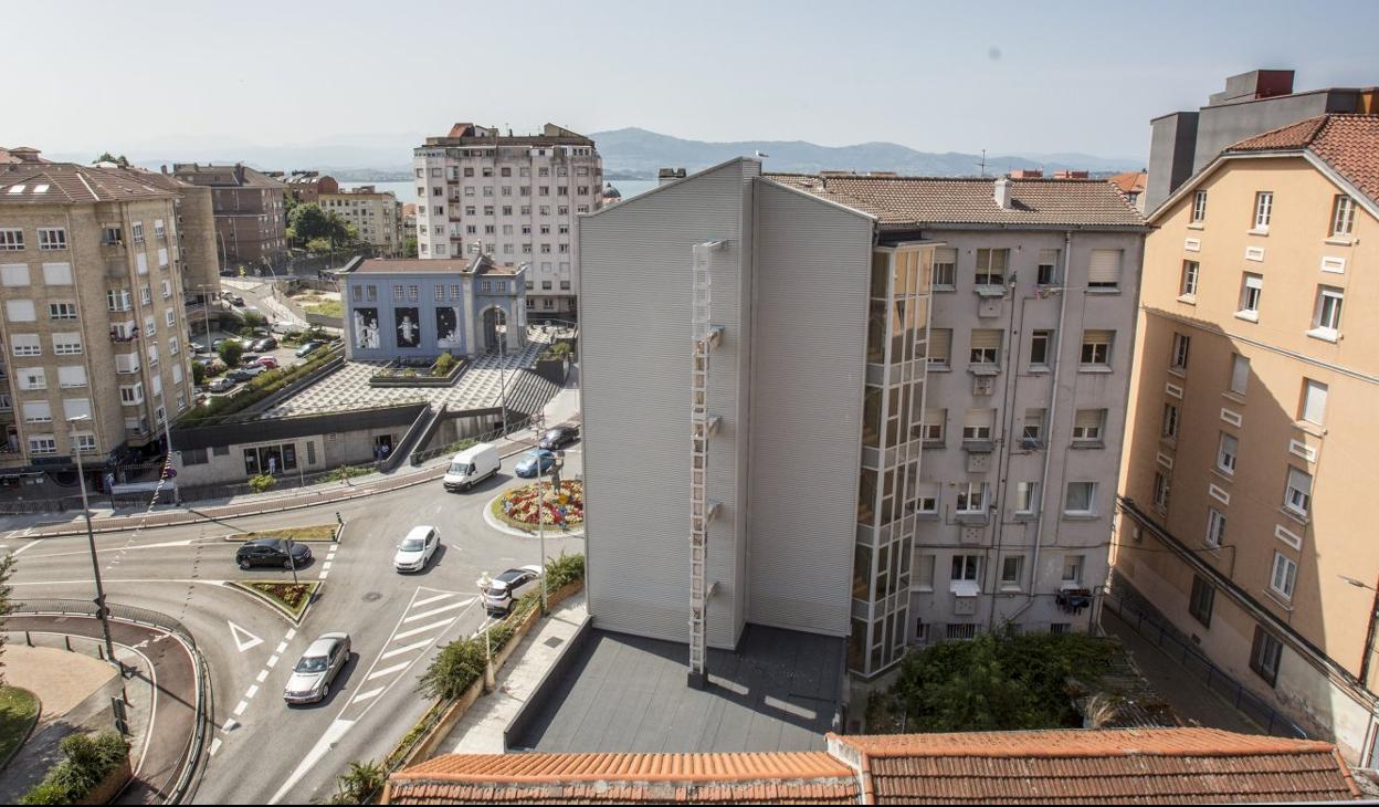 Vista del edificio por la parte en que se perdieron cinco viviendas. Una estructura sostiene el inmuebles donde se reconstruirán los pisos . 