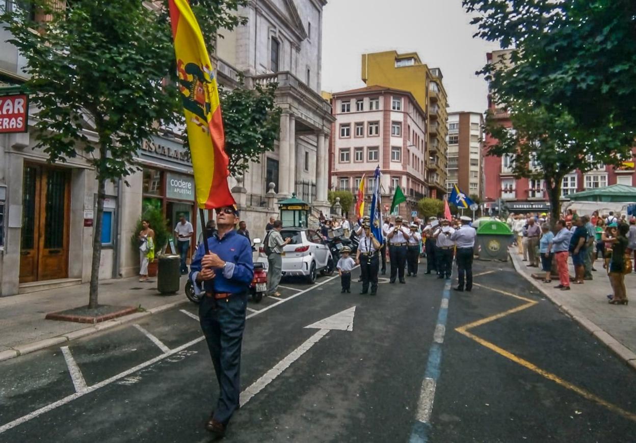 Pasacalles con símbolos franquistas el domingo, en el centro de Santander.