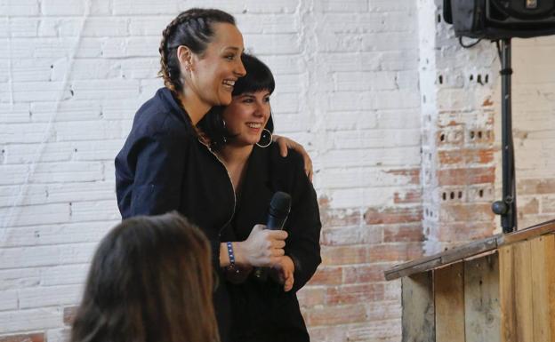 La joven diseñadora con su profesora en Cesine Lydia Fernández.