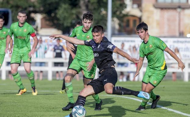 Siverio, autor del segundo gol racinguista, en una acción en el Fernando Astobiza.