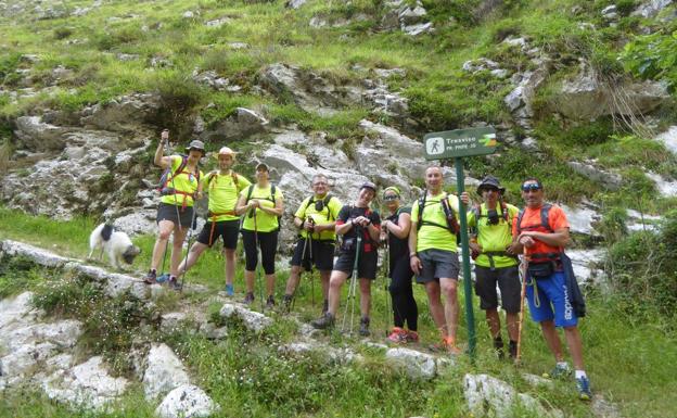 Imagen. Integrantes del Grupo de Montaña El Musgoso durante esta ruta.