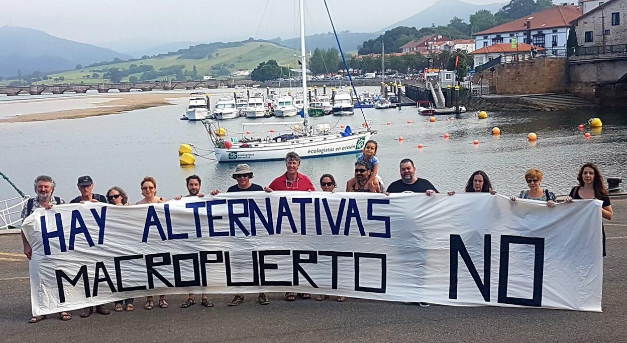 Los integrantes de la plataforma que se opone al puerto desplegaron una pancarta contra el proyecto. 