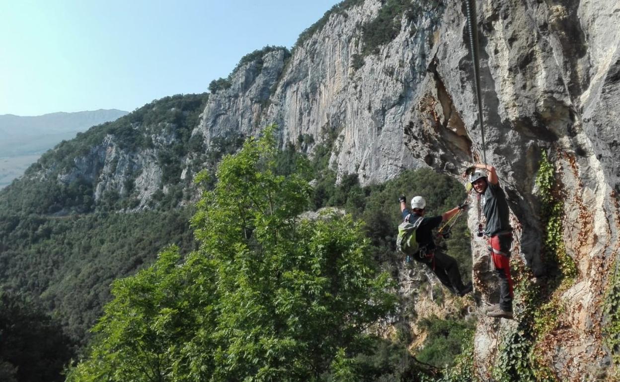 La ferrata ofrece unas espectaculares panorámicas del municipio. :: 