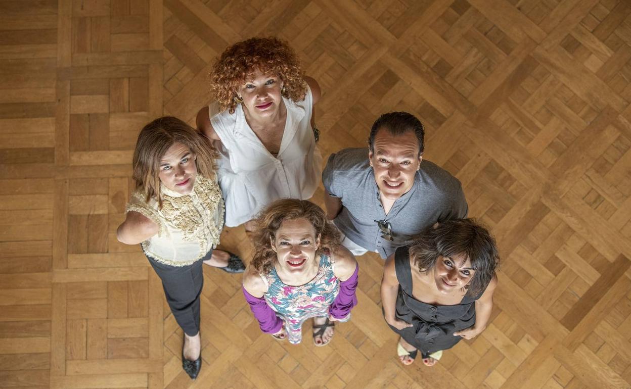 Detrás, de izquierda a derecha, Ainhoa Amestoy, Lidia Otón y Juan Cañas. Delante, Lidia Navarro y Julieta Soria, en la UIMP