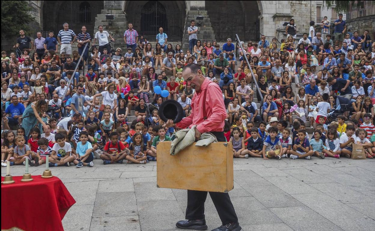 Los niños disfrutan junto a sus padres sentados en las escaleras, que se convierten en gradas en cada espectáculo, con el templo al fondo 