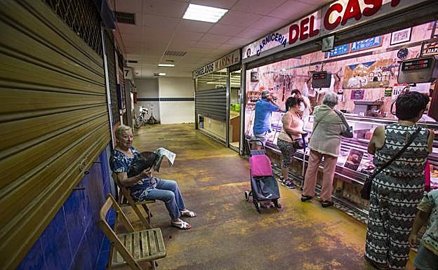 Aspecto que presentaba el martes el mercado de Puertochico, con un solo puesto abierto en esa zona.