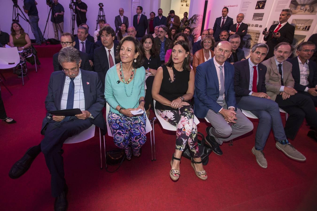 La presidenta del Banco Santander, Ana Botín, que ha presentado hoy los dos proyectos de la entidad en la ciudad en un acto en el que han estado presentes el arquitecto David Chipperfield y el estudio Cruz y Ortiz, el presidente de Cantabria y la alcaldesa de Santander, entre otras autoridades