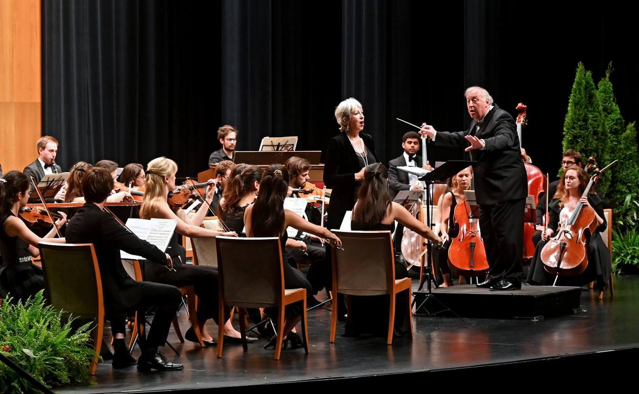 Péter Csaba, al frente de la Camerata del Encuentro con Iris Vermillion como mezzosoprano, en la sala Argenta. :