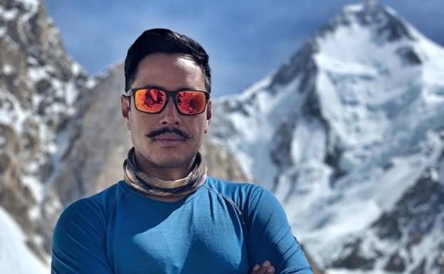 Nirmal Purja en el campo base de los Gasherbrum, con el G-I detrás.