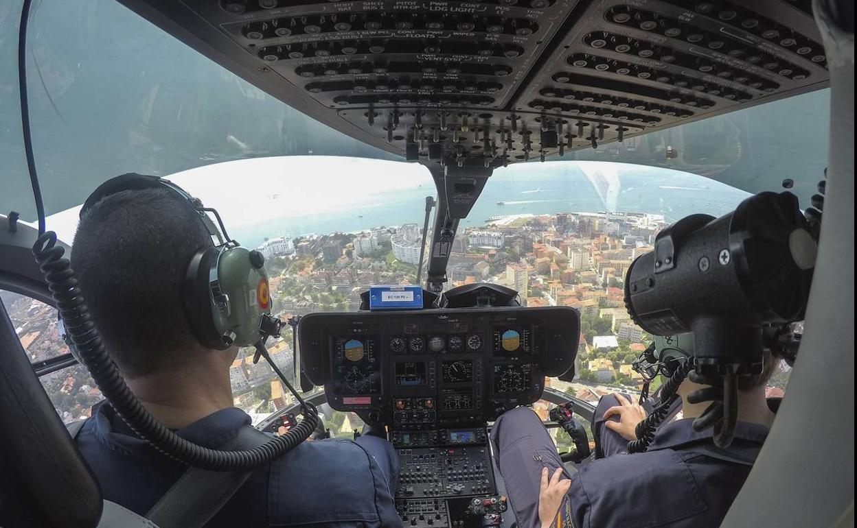 El helicóptero del Servicio Aéreo de la Policía Nacional, que estos días vigila la seguridad de la Semana Grande, volvió a sobrevolar ayer Santander