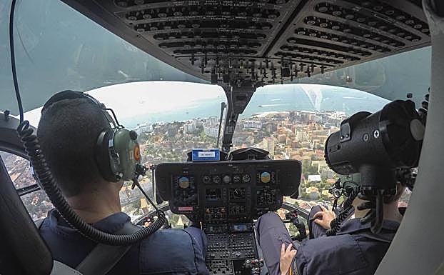El helicóptero del Servicio Aéreo de la Policía Nacional, que estos días vigila la seguridad de la Semana Grande, volvió a sobrevolar ayer Santander