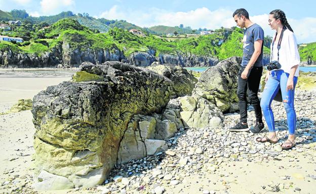 Dos jóvenes procedentes de Zaragoza observan las rocas que hay en la zona de El Castril.