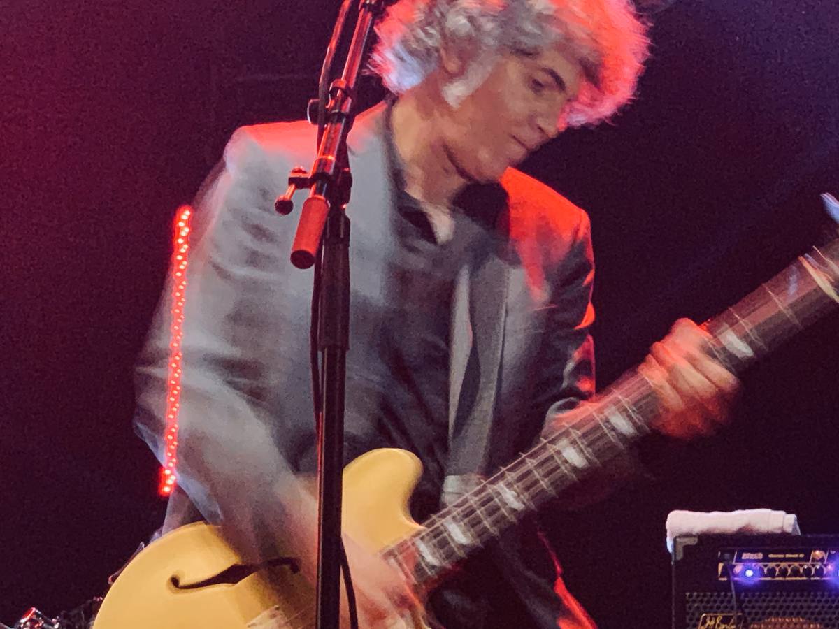 El grupo gallego, convertido ya en un clásico del panorama nacional, ofreció su recital en la plaza Porticada de la capital cántabra.