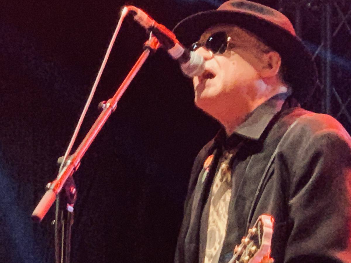 El grupo gallego, convertido ya en un clásico del panorama nacional, ofreció su recital en la plaza Porticada de la capital cántabra.