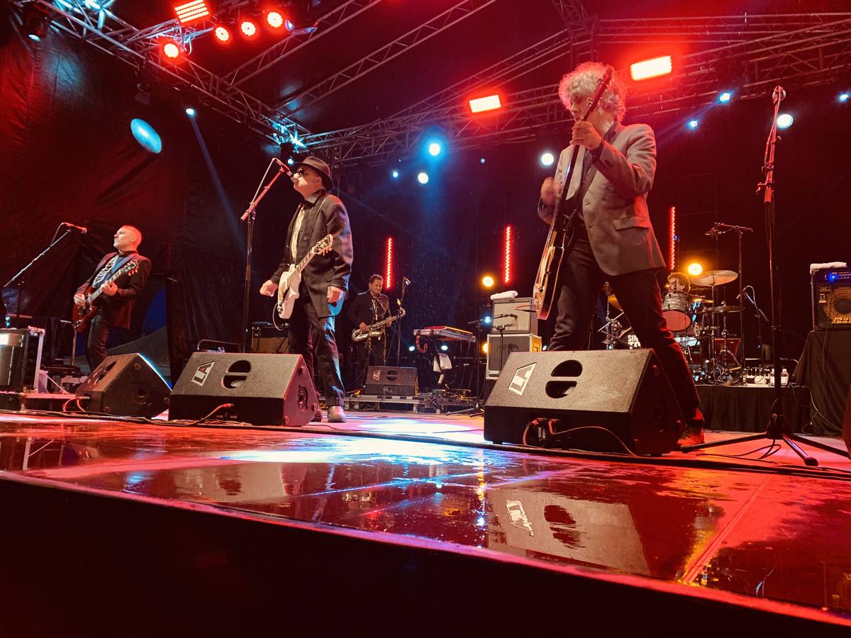 El grupo gallego, convertido ya en un clásico del panorama nacional, ofreció su recital en la plaza Porticada de la capital cántabra.