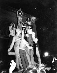 Imagen secundaria 2 - A la derecha el Colectivo La Ventana durante las fiestas del Dos de Mayo en el barrio de Malasaña (Madrid), 1977 (Foto: Equipo Yeti / Archivo Lafuente). A la izquierda el alcalde Enrique Tierno Galván en La Vaguada (Madrid), 1979 (Foto: Enrique Cano / Archivo Lafuente)