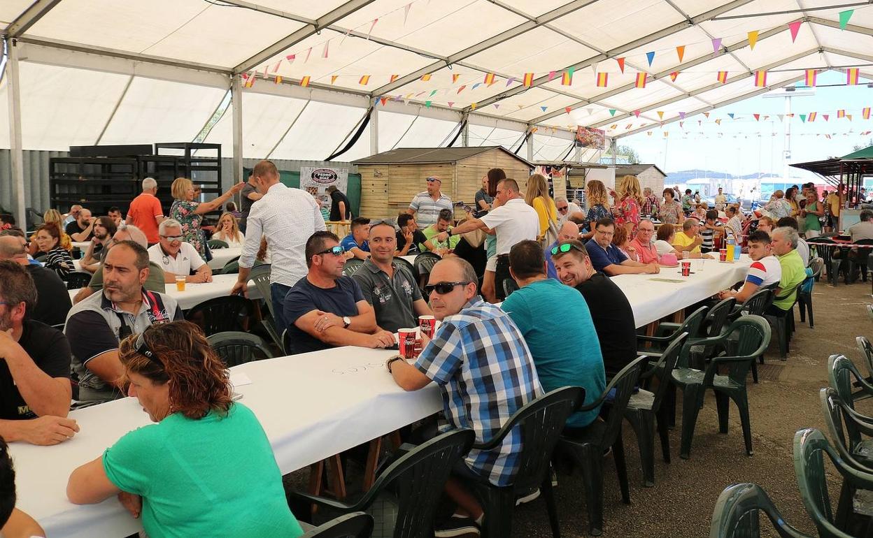 Participantes en la comida solidaria celebrada en el marco de las fiestas de Santa Ana en Tanos. 