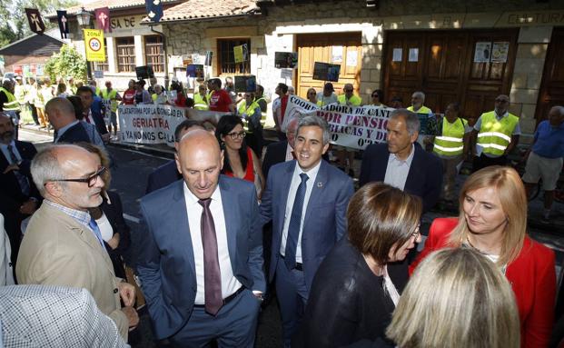 Imagen principal - Revilla pone a Cantabria como ejemplo de gobierno «de cordura y sensatez»