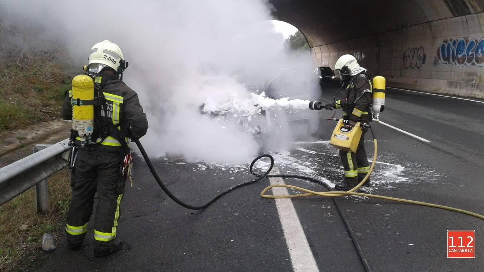 Los bomberos han tenido que intervenir en plena autovía.