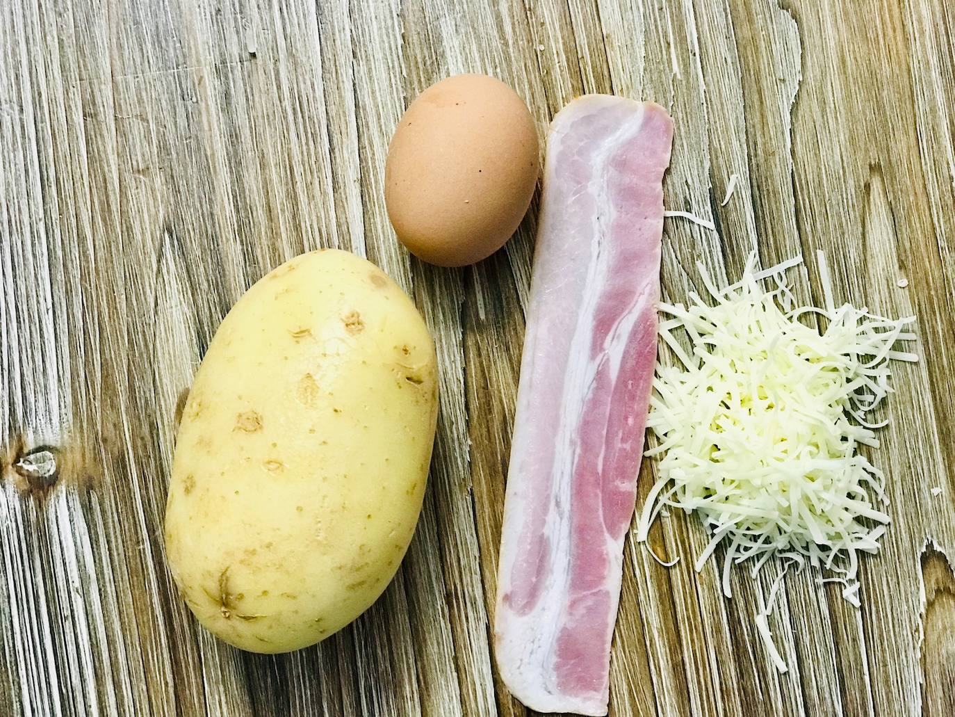 PATATAS RELLENAS. Ingredientes: 6 patatas, 6 huevos, 6 lonchas de beicon ahumado, queso de fundir, aceite de oliva virgen, sal, pimienta negra y palillos de madera. Según la cantidad varían los ingredientes necesarios.