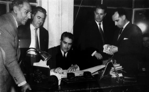 Imagen de la firma y compra en efectivo de los locales en los que se encuentra el Centro Gallego en Santander, el 16 de mayo de 1960.